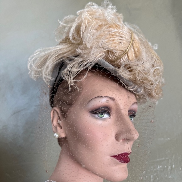 DELIGHTFUL 1940s\' TAUPE TILT HAT - LARGE BEIGE OSTRICH FEATHERS, BROOCH & VEIL main image 7